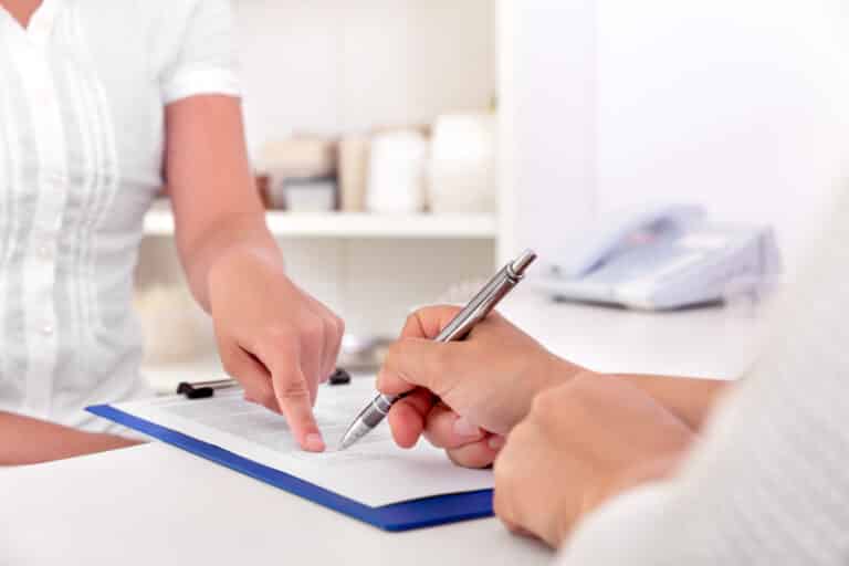 Patientenaufklärung und Behandlungsvertrag durch Patient und Arzt, Unterschrift